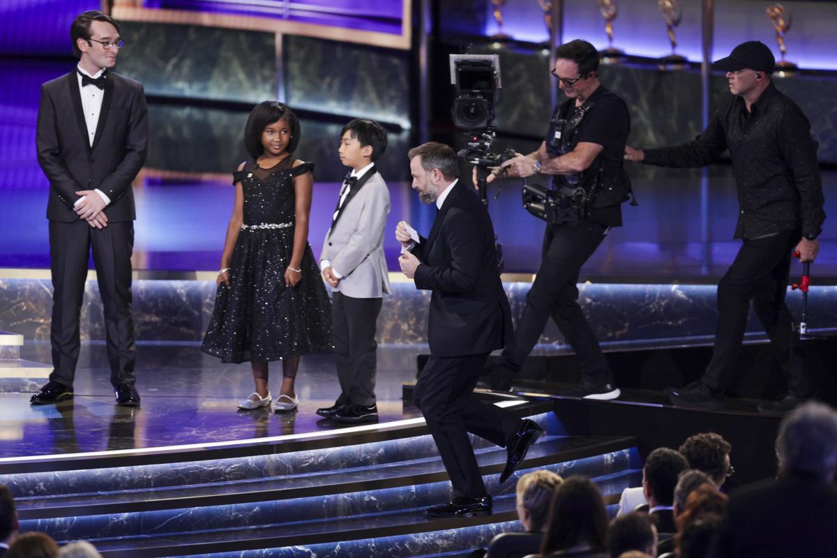 <i>El director británico Philip Barantini recibe el premio Emmy a la mejor dirección en una miniserie o película antológica por 'Adolescentes' durante la 77.ª ceremonia anual de los premios Emmy celebrada en el Peacock Theatre de Los Ángeles. EFE/EPA/ALLISON DINNER</i> <i>El director británico Philip Barantini recibe el premio Emmy a la mejor dirección en una miniserie o película antológica por 'Adolescentes' durante la 77.ª ceremonia anual de los premios Emmy celebrada en el Peacock Theatre de Los Ángeles. EFE/EPA/ALLISON DINNER</i>