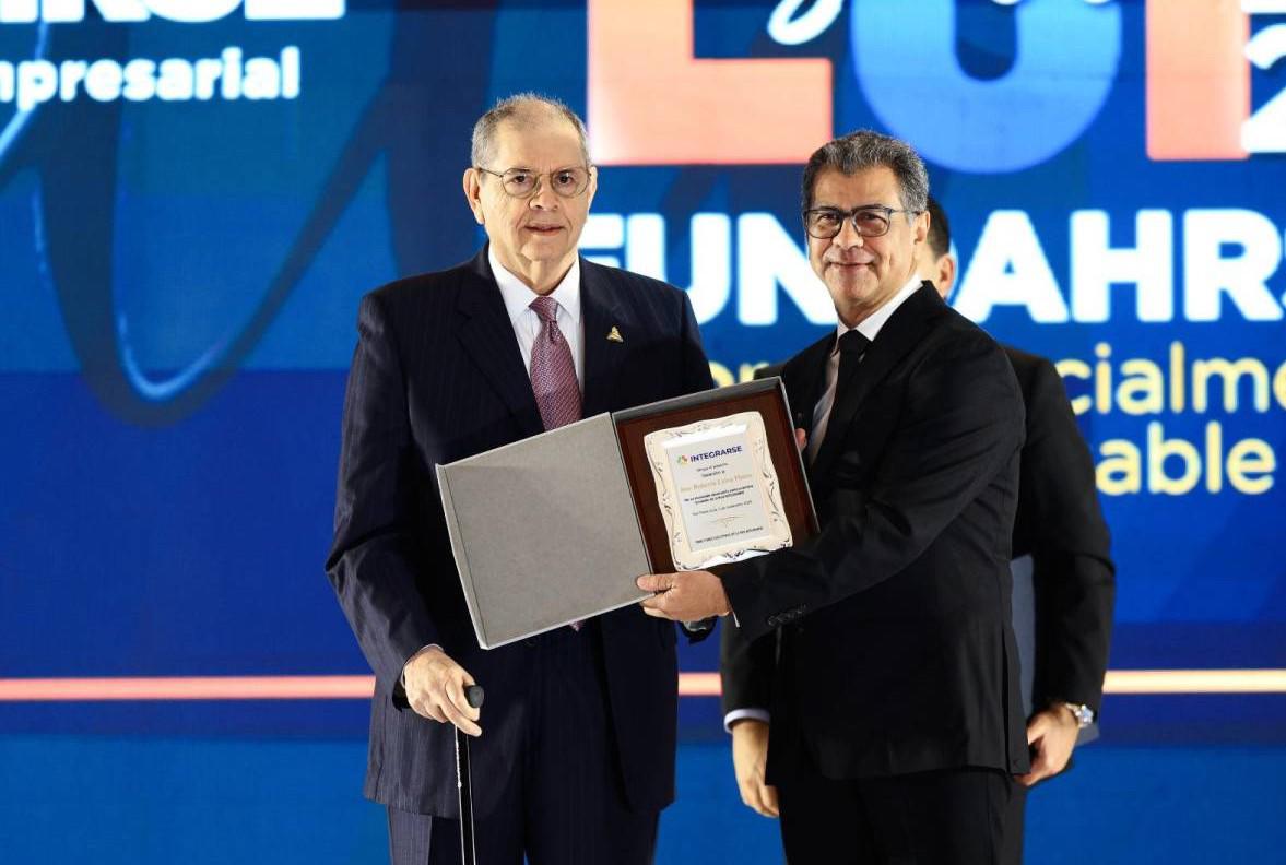 <i>José Roberto Leiva con su cuadro honorífico, por su invaluable trabajo al frente de FUNDAHRSE por muchos años. Él fue el homenajeado de la gala, quien recibió la potente ovación del público.</i>