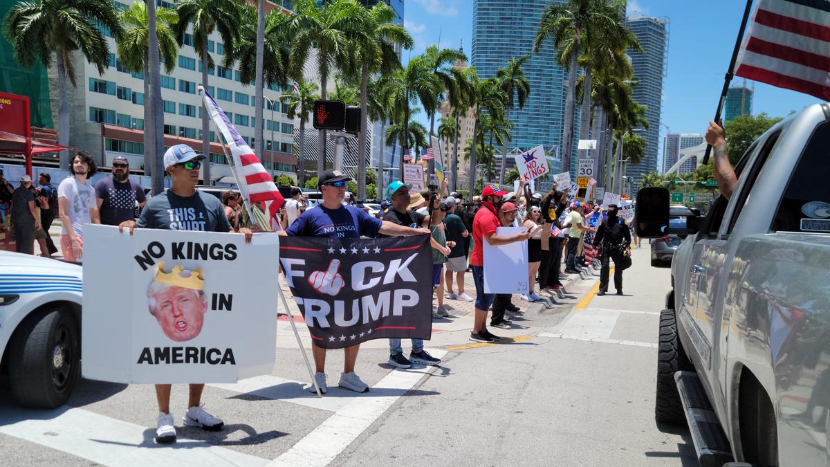 Personas se manifiestan durante una protesta contra el presidente Trump, en el marco de la movilización nacional denominada 'No Kings' (Reyes No) realizada este sábado junto a la antorcha de la amistad en el centro de Miami, Florida (EE.UU.). EFE/Latif Kassidi Personas se manifiestan durante una protesta contra el presidente Trump, en el marco de la movilización nacional denominada 'No Kings' (Reyes No) realizada este sábado junto a la antorcha de la amistad en el centro de Miami, Florida (EE.UU.). EFE/Latif Kassidi