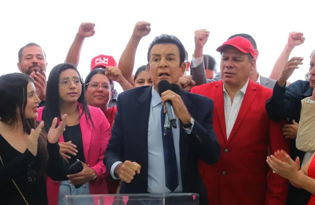 Salvador Nasralla, habla durante una rueda de prensa, este 24 de diciembre de 2025, en Tegucigalpa (Honduras). EFE/ Gustavo Amador