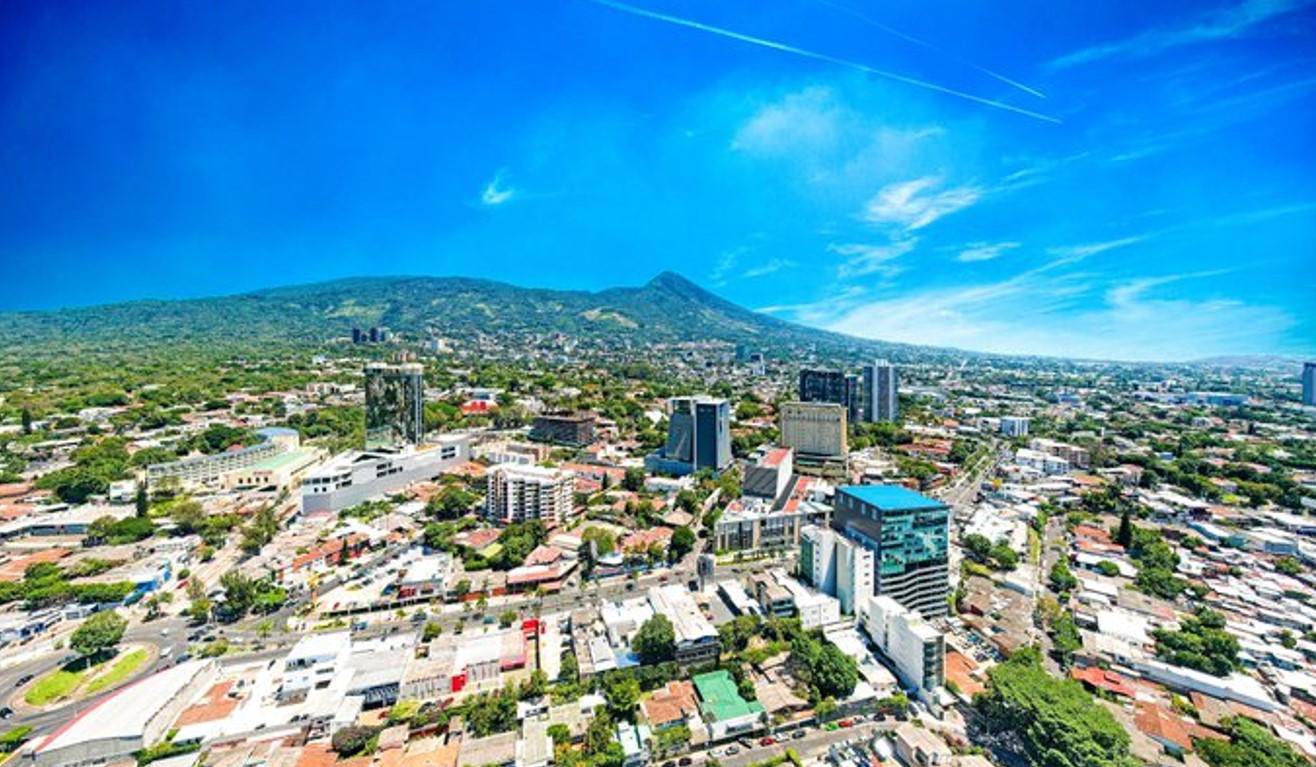 Moody's eleva la calificación de riesgo de El Salvador a Caa1 desde Caa3