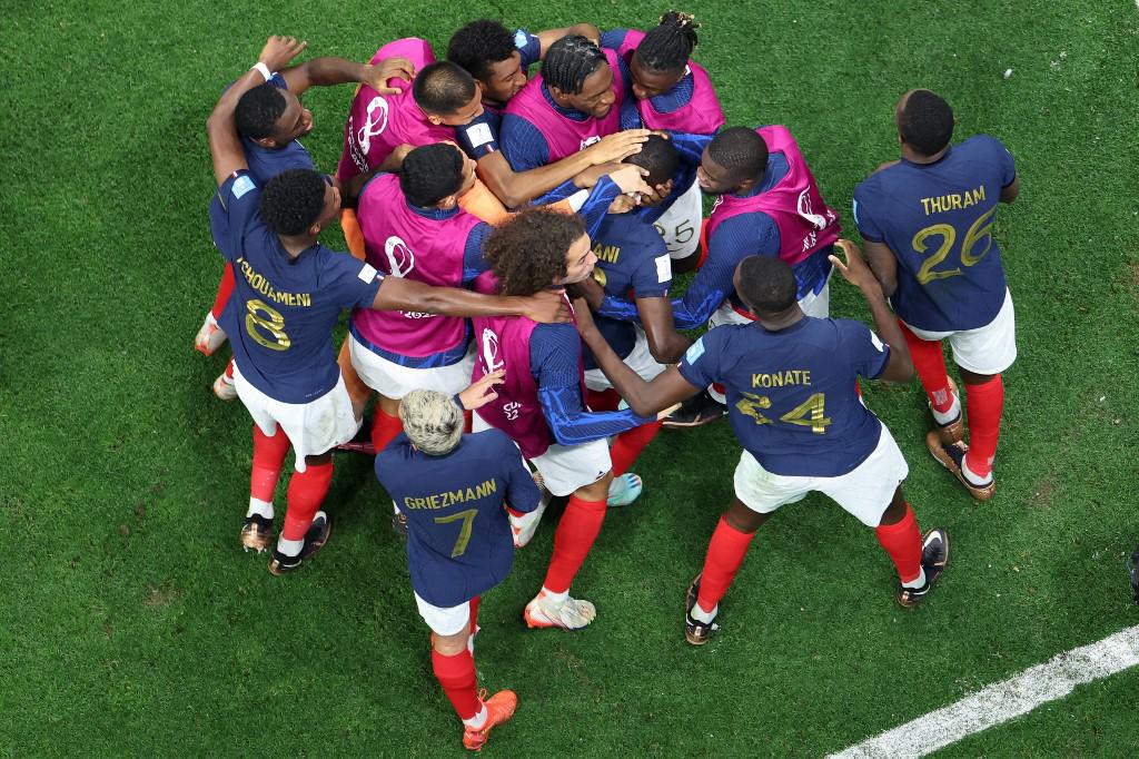 <i>Los jugadores de Francia celebran después de que el delantero francés #12 Randal Kolo Muani (centro) anotara el segundo gol de su equipo durante el partido de fútbol de semifinales de la Copa Mundial Qatar 2022 entre Francia y Marruecos en el estadio Al-Bayt en Al Khor, al norte de Doha el 14 de diciembre. , 2022. (Foto de Giuseppe CACACE / AFP)</i>