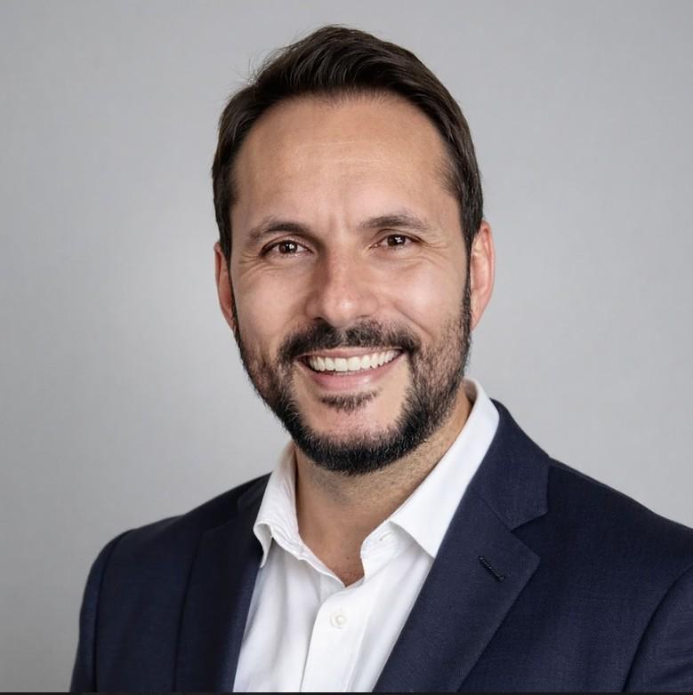 Francisco Robert, Vicepresidente de Operaciones.