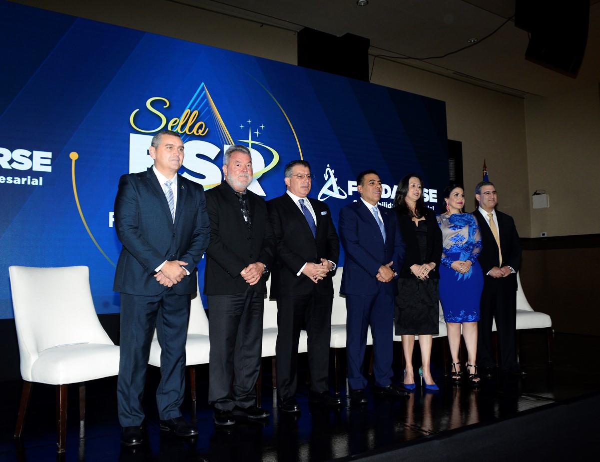 <i>Figmy Farid Kattum, vicepresidente de Fundahrse; Roberto Contreras, alcalde de San Pedro Sula; Mateo Yibrín, presidente del Cohep; Mario Faraj, presidente de Fundahrse; María José Jarquín, representante del BID en Honduras; Claudia Kattán, presidenta de la Cámara de Comercio Hondureño Americana (AmCham Honduras); Daniel Facussé, miembro de la Junta Directiva de la Asociación Hondureña de Maquiladores (AHM). FOTO Héctor Edú</i>