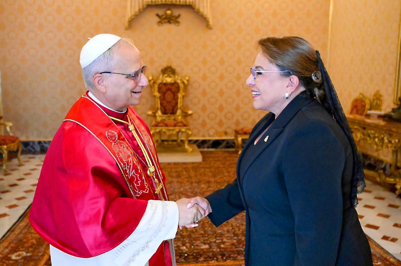 Xiomara Castro se reúne con el papa León XIV para hablar de migrantes y familias vulnerables