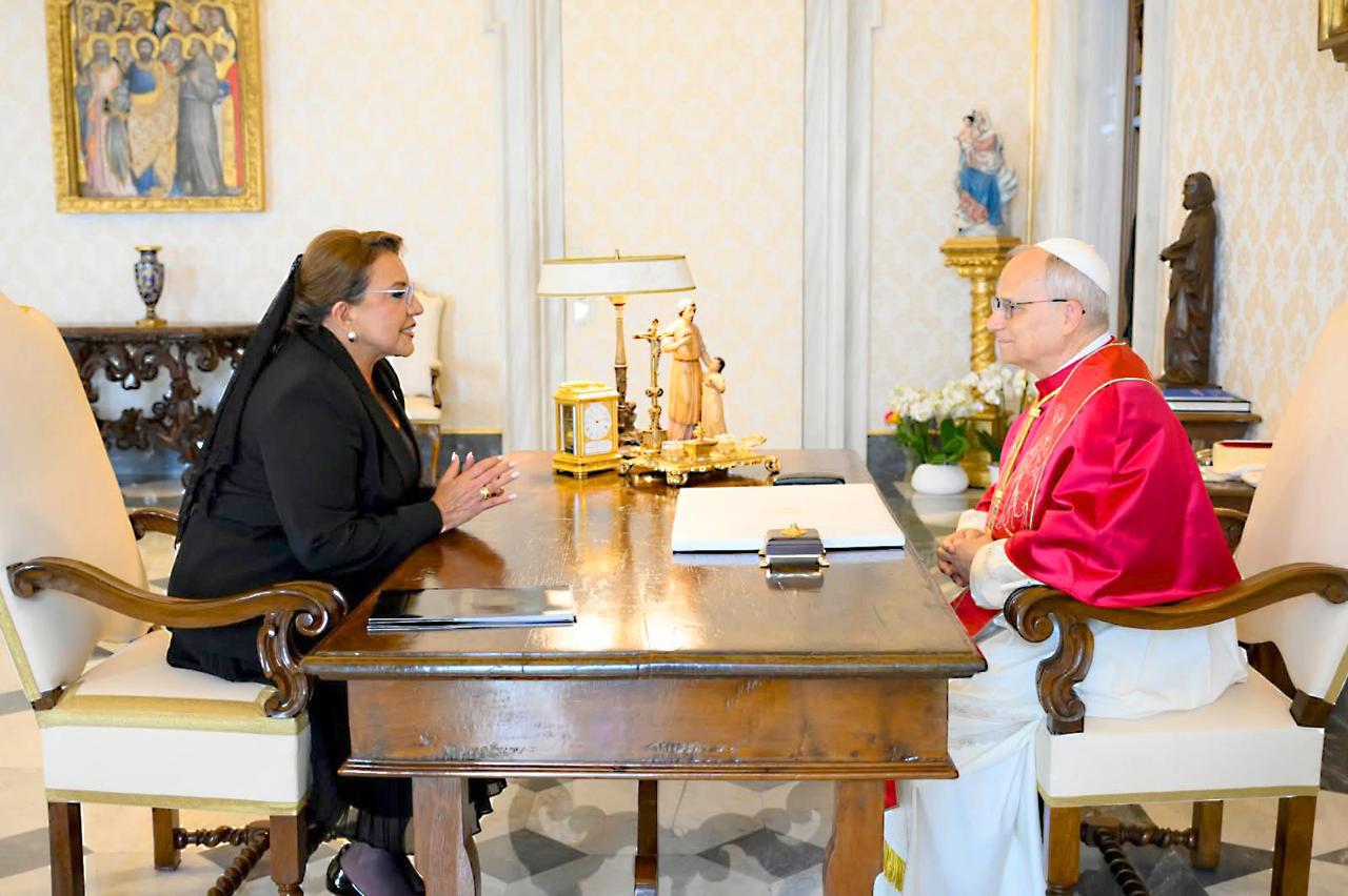 Xiomara Castro se reúne con el papa León XIV para hablar de migrantes y familias vulnerables