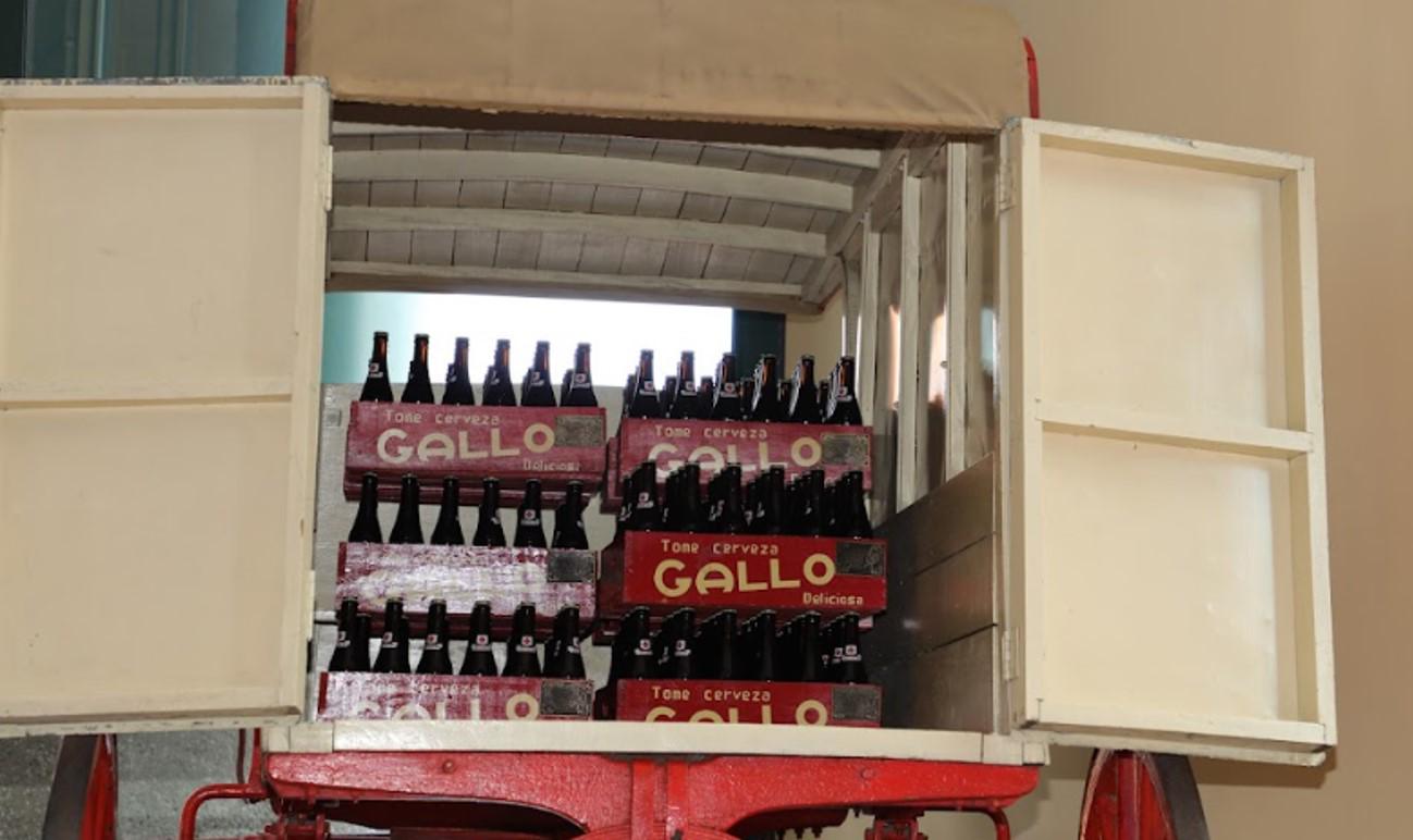 <i><b>Foto que muestra los inicios de una de sus marcas más emblemáticas: Gallo</b></i> <i><b>Foto que muestra los inicios de una de sus marcas más emblemáticas: Gallo</b></i>
