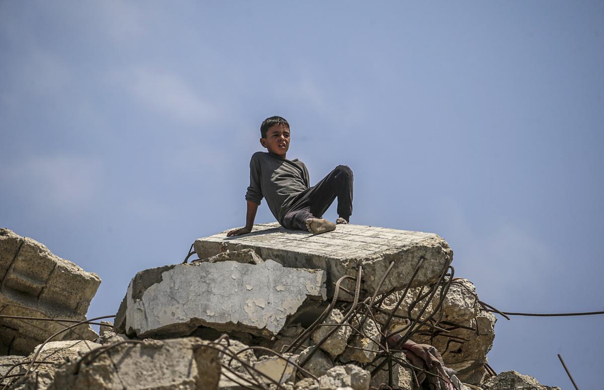 <i>Un niño palestino se sienta sobre los escombros de un edificio destruido en la parte norte de la Franja de Gaza. EFE/MOHAMMED SABER </i> <i>Un niño palestino se sienta sobre los escombros de un edificio destruido en la parte norte de la Franja de Gaza. EFE/MOHAMMED SABER </i>