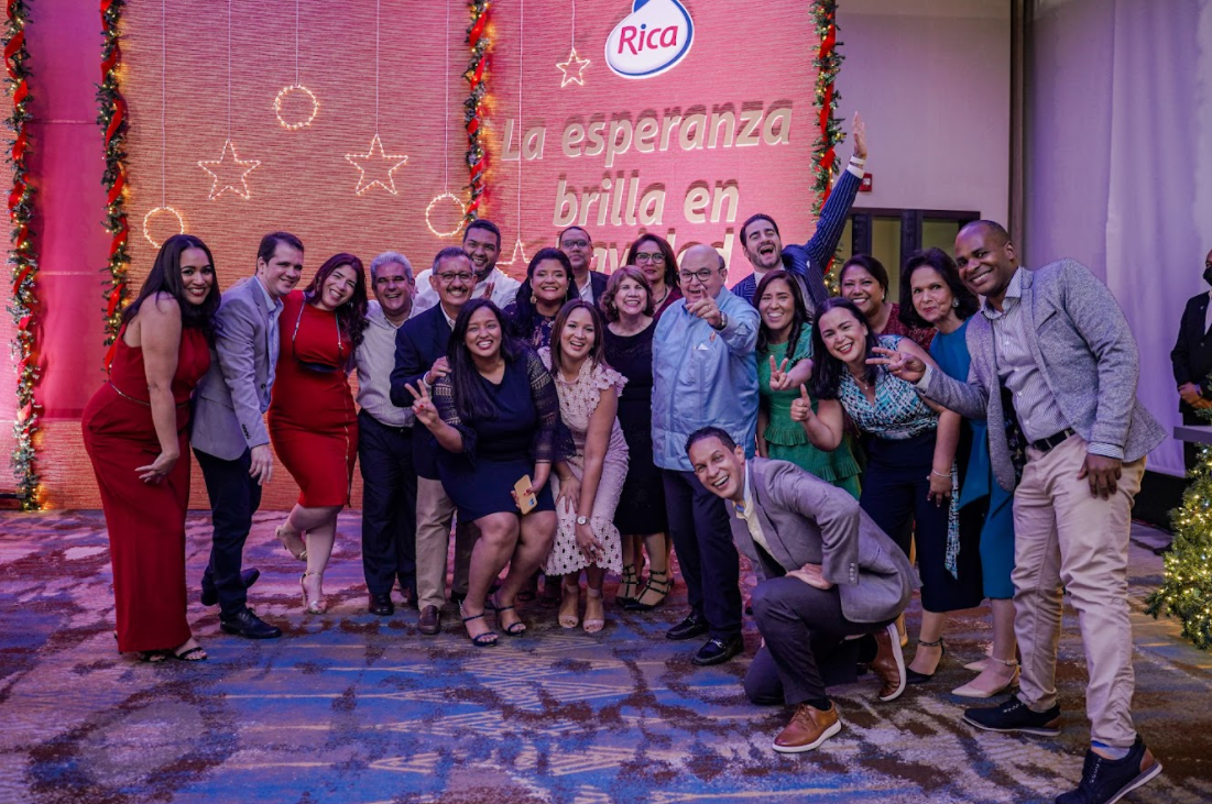 El equipo gerencial celebró la Navidad con alegría y fe en el futuro. El equipo gerencial celebró la Navidad con alegría y fe en el futuro.