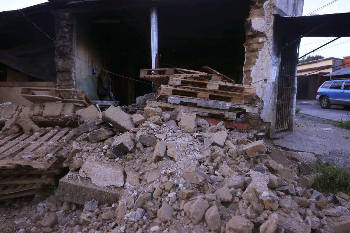 <i>Fotografía de una pared colapsada este martes, en Ciudad de Guatemala (Guatemala). Dos fuertes temblores, de magnitud 5,2 y 5,7, sacudieron este martes Guatemala sin mayores consecuencias reportadas por las autoridades. EFE/ STR</i> <i>Fotografía de una pared colapsada este martes, en Ciudad de Guatemala (Guatemala). Dos fuertes temblores, de magnitud 5,2 y 5,7, sacudieron este martes Guatemala sin mayores consecuencias reportadas por las autoridades. EFE/ STR</i>