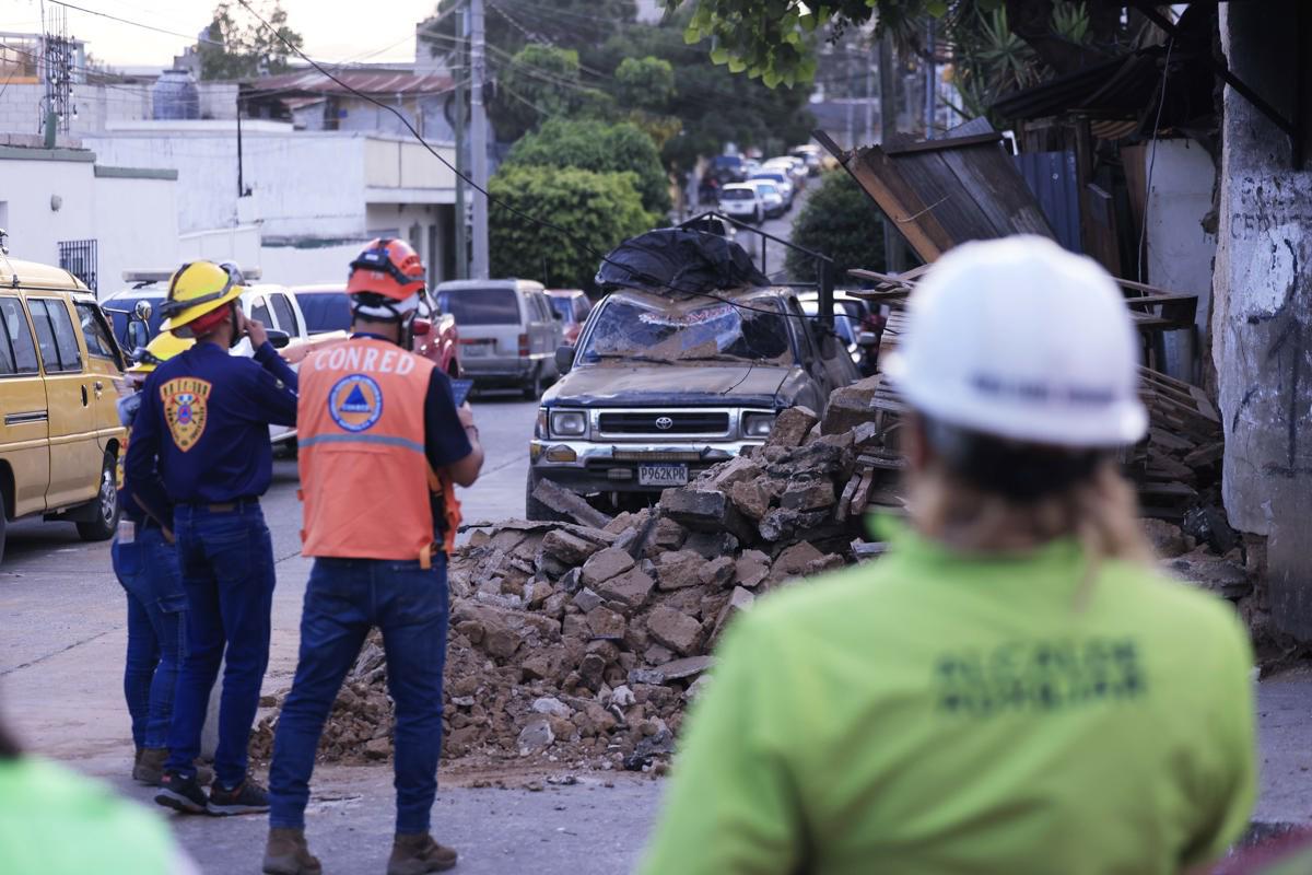 <i>Integrantes de cuerpos de emergencia observan escombros causados por un temblor este martes, en Ciudad de Guatemala (Guatemala). Dos fuertes temblores, de magnitud 5,2 y 5,7, sacudieron este martes Guatemala sin mayores consecuencias reportadas por las autoridades. EFE/ STR</i> <i>Integrantes de cuerpos de emergencia observan escombros causados por un temblor este martes, en Ciudad de Guatemala (Guatemala). Dos fuertes temblores, de magnitud 5,2 y 5,7, sacudieron este martes Guatemala sin mayores consecuencias reportadas por las autoridades. EFE/ STR</i>