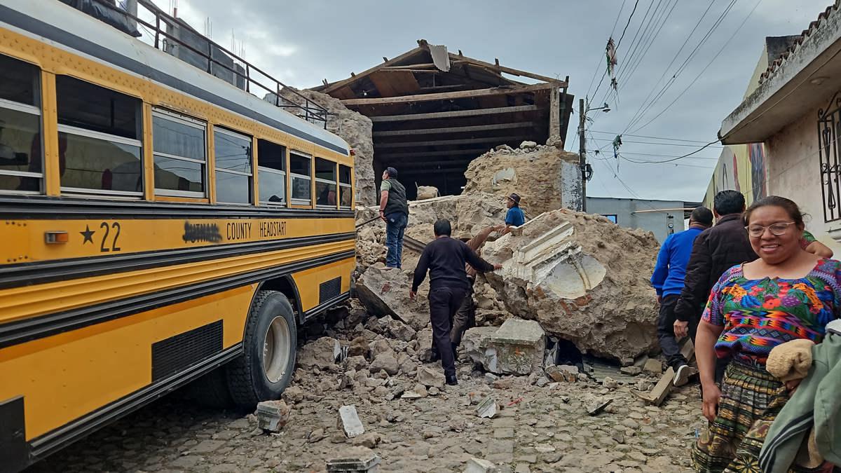 <i>Personas observan los daños causados en viviendas colapsadas este martes 8 de julio de 2025 en Santa María de Jesús (Guatemala). EFE/ Bomberos Voluntarios Guatemala</i> <i>Personas observan los daños causados en viviendas colapsadas este martes 8 de julio de 2025 en Santa María de Jesús (Guatemala). EFE/ Bomberos Voluntarios Guatemala</i>