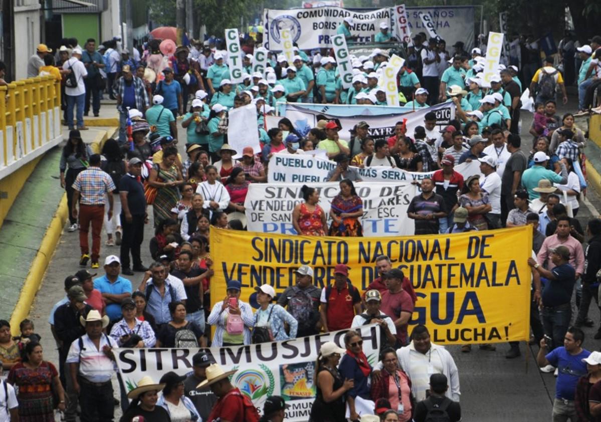 <i>Los trabajadores marchan durante una manifestación del Primero de Mayo (Día del Trabajo) en la Ciudad de Guatemala el 1 de mayo de 2024. FOTO Orlando ESTRADA/AFP</i>