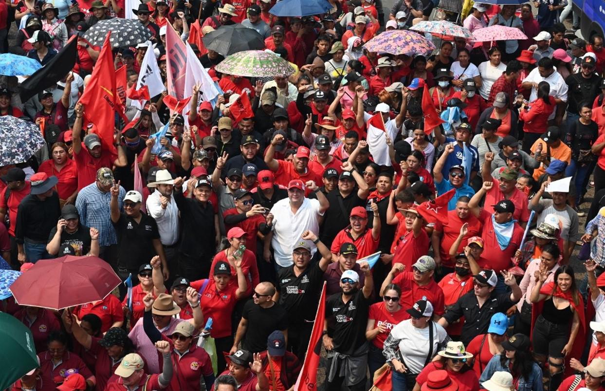 El alcalde de Tegucigalpa, Jorge Aldana (C), participa con los trabajadores en una marcha durante una manifestación del Primero de Mayo (Día del Trabajo) en Tegucigalpa el 1 de mayo de 2024. FOTO Orlando SIERRA/AFP