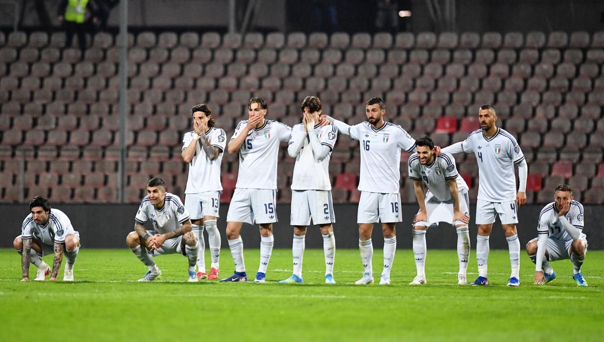 <i>Jugadores de Italia aguardan expectantes durante la tanda de penaltis en la que se decidió este martes su partido contra Bosnia-Herzegovina y que dio la clasificación al Mundial 2026 a este último. EFE/NIDAL SALJIC</i>
