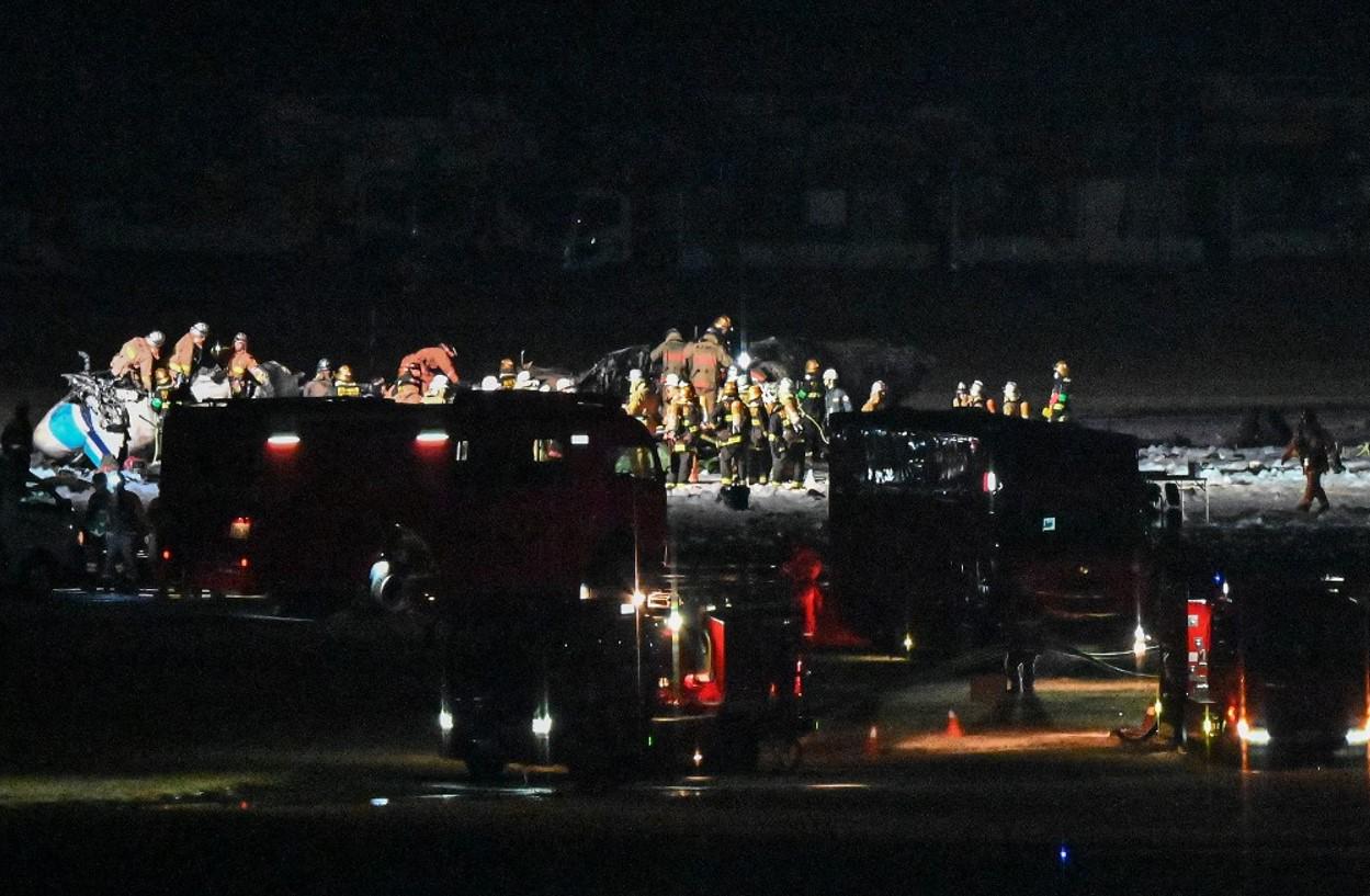 Dos aviones chocan en un aeropuerto de Tokio, Japón: cinco muertos y varios heridos