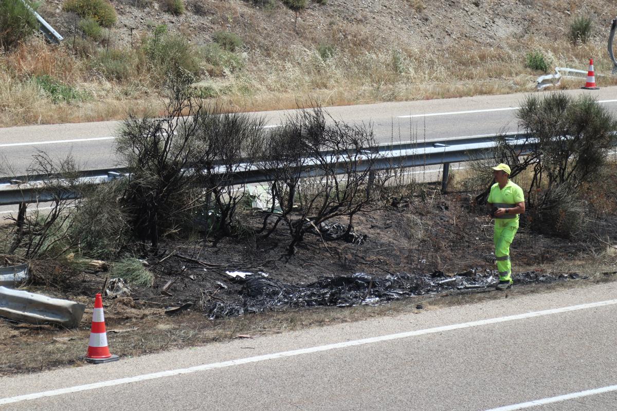 <i>Vista del lugar del accidente en el que el futbolista del Liverpool Diogo Jota, de 28 años, y su hermano André, de 26, han fallecido esta madrugada, después de que su vehículo saliera de la vía en la Autovía Rías Bajas (A-52) en Cernadilla (Zamora, España). EFE/Mariam A. Montesinos</i> <i>Vista del lugar del accidente en el que el futbolista del Liverpool Diogo Jota, de 28 años, y su hermano André, de 26, han fallecido esta madrugada, después de que su vehículo saliera de la vía en la Autovía Rías Bajas (A-52) en Cernadilla (Zamora, España). EFE/Mariam A. Montesinos</i>