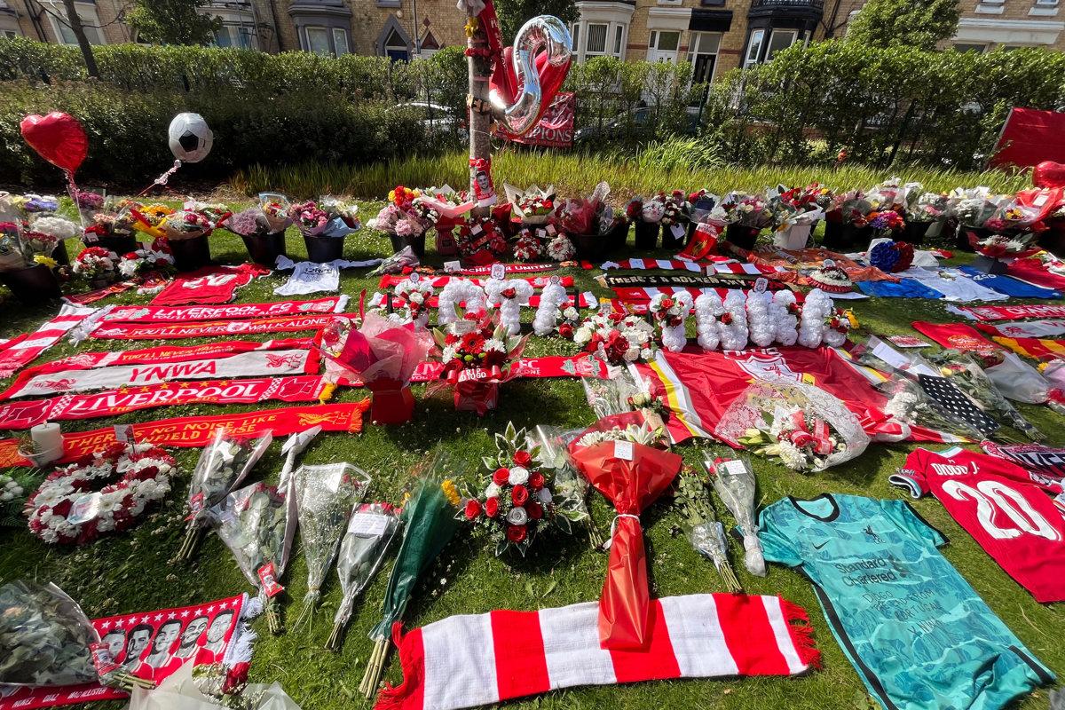 <i> Vista de un altar improvisado en uno de los laterales del mítico Anfield en el que aficionados del Liverpool han dejado banderas, bufandas, flores y camisetas para honrar este jueves, en la ciudad inglesa a Diogo Jota tras su fallecimiento en un trágico accidente de coche en España. EFE/ Miguel Salvatierra</i> <i> Vista de un altar improvisado en uno de los laterales del mítico Anfield en el que aficionados del Liverpool han dejado banderas, bufandas, flores y camisetas para honrar este jueves, en la ciudad inglesa a Diogo Jota tras su fallecimiento en un trágico accidente de coche en España. EFE/ Miguel Salvatierra</i>