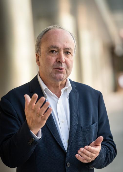 Julio García Gómez es gestor de talento y experto en comunicación de la Fundación Casaverde. Ha desarrollado una etapa profesional en áreas de Recursos Humanos y Comunicación de medios como Onda Cero y Antena 3 Televisión, y es docente de comunicación y liderazgo de equipos. Julio García Gómez es gestor de talento y experto en comunicación de la Fundación Casaverde. Ha desarrollado una etapa profesional en áreas de Recursos Humanos y Comunicación de medios como Onda Cero y Antena 3 Televisión, y es docente de comunicación y liderazgo de equipos.