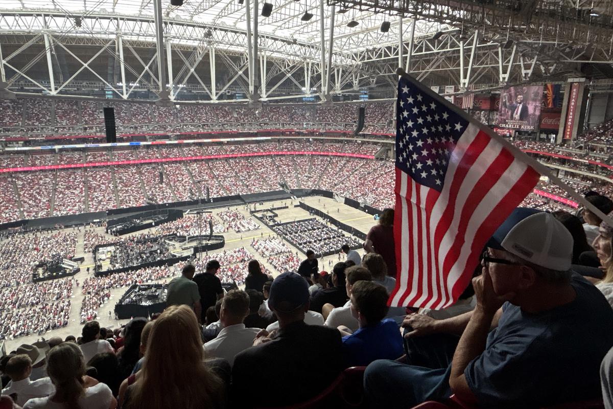 Personas asisten al funeral de Charlie Kirk este domingo, en el Estadio State Farm, en Glendale (Estados Unidos). EFE/ Mónica Rubalcava