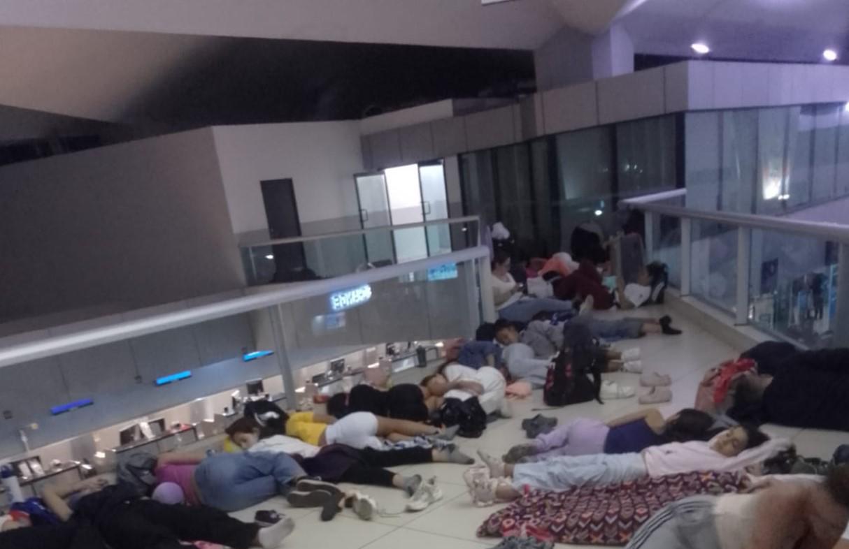 Viajeros duermen en el suelo del Aeropuerto La Aurora, que tampoco tiene combustible para aviones