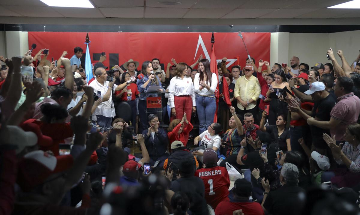 <i>La candidata oficialista del Partido Libertad y Refundación (Libre, izquierda), Rixi Moncada (c), asiste a una rueda de prensa este domingo, en Tegucigalpa (Honduras). </i>EFE/ Gustavo Amador