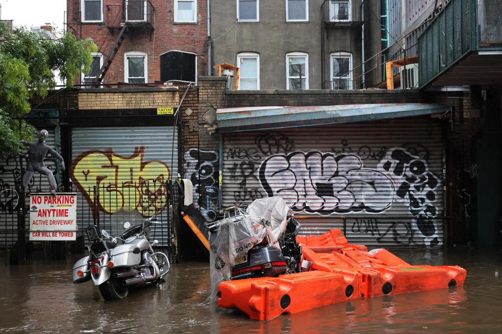 <i>Se ven motocicletas estacionadas en una calle E 10th inundada en medio de una tormenta costera el 29 de septiembre de 2023 en el vecindario Flatbush del distrito de Brooklyn, Nueva York. Se esperan inundaciones repentinas en los condados de Nassau, Queens y Kings, que incluyen Brooklyn, según la oficina del Servicio Meteorológico Nacional del estado a medida que los restos de la tormenta tropical Ophelia llegan al noreste. La gobernadora Kathy Hochul ha declarado el estado de emergencia para el área de Nueva York. Michael M. Santiago/Getty Images/AFP (Foto de Michael M. Santiago / GETTY IMAGES NORTEAMÉRICA / Getty Images vía AFP)</i>