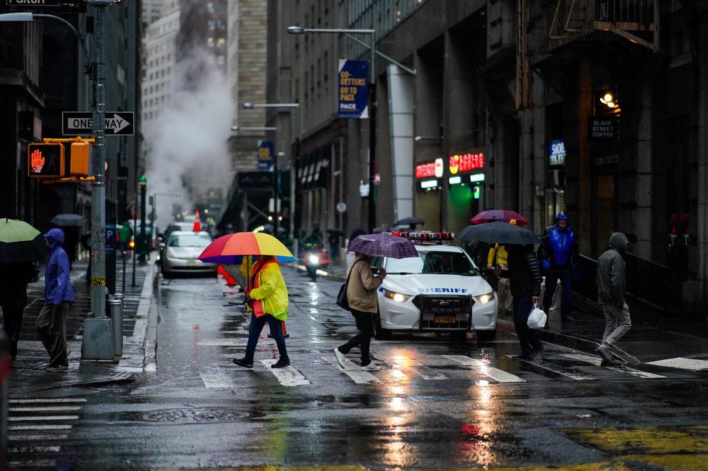 <i>La gente camina bajo paraguas durante una tormenta costera en el Bajo Manhattan el 29 de septiembre de 2023 en la ciudad de Nueva York. Se esperan inundaciones repentinas en los condados de Nassau, Queens y Kings, que incluye Brooklyn, según la oficina del Servicio Meteorológico Nacional del estado a medida que los restos de la tormenta tropical Ophelia llegan al noreste. La gobernadora Kathy Hochul ha declarado el estado de emergencia para el área de Nueva York. Eduardo Muñoz Álvarez/Getty Images/AFP (Foto de EDUARDO MUNOZ ÁLVAREZ / GETTY IMAGES NORTEAMÉRICA / Getty Images vía AFP)</i>