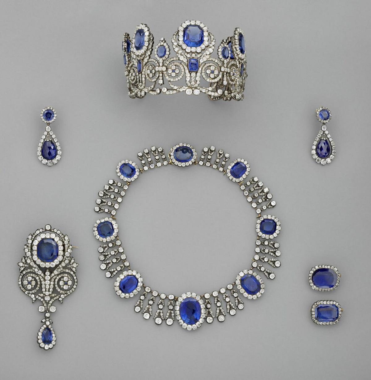 <i>Imagen facilitada del juego formado por una diadema de la reina María Amelia y de la reina Hortensia, un collar del conjunto de zafiro de las mismas reinas y un pendiente de ese mismo conjunto sustraidos del Museo del Louvre, en París. EFE/ Département Des Objets D'art Du Musée Du Louvre </i> <i>Imagen facilitada del juego formado por una diadema de la reina María Amelia y de la reina Hortensia, un collar del conjunto de zafiro de las mismas reinas y un pendiente de ese mismo conjunto sustraidos del Museo del Louvre, en París. EFE/ Département Des Objets D'art Du Musée Du Louvre </i>