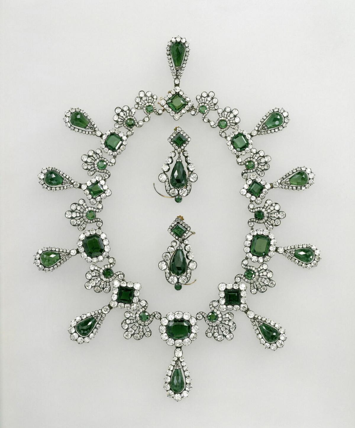 Imagen facilitada de un collar de esmeraldas y unos pendientes de la misma gema de la reina María Luisa robados del Museo del Louvre, en París. EFE/ Département Des Objets D'art Du Musée Du Louvre Imagen facilitada de un collar de esmeraldas y unos pendientes de la misma gema de la reina María Luisa robados del Museo del Louvre, en París. EFE/ Département Des Objets D'art Du Musée Du Louvre
