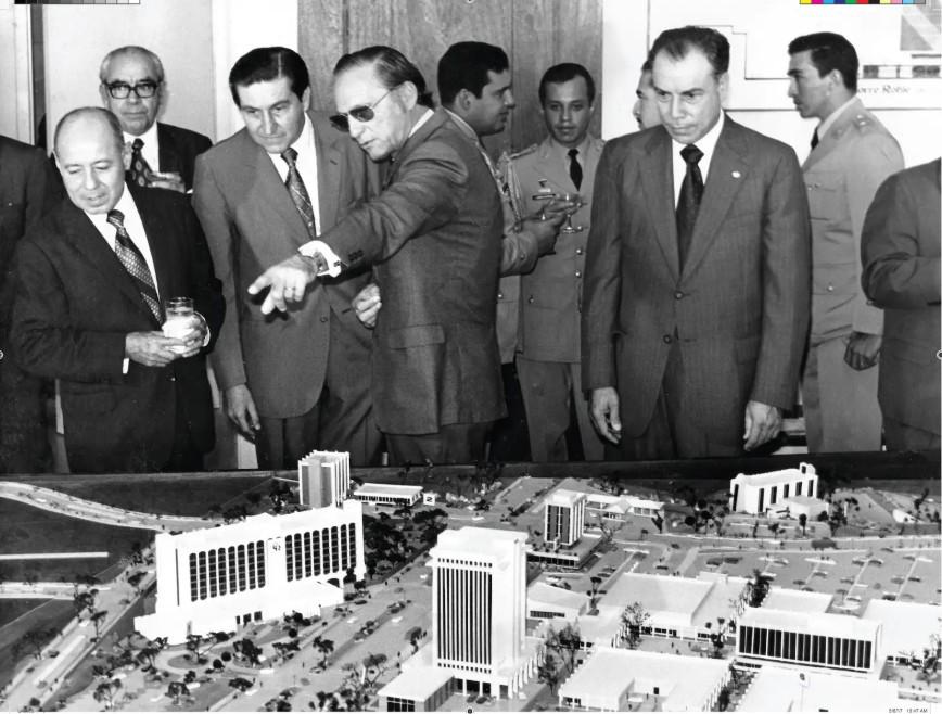 <i>Don Luis Poma muestra la maqueta de Metrocentro San Salvador / Foto Archivo E&amp;N</i>
