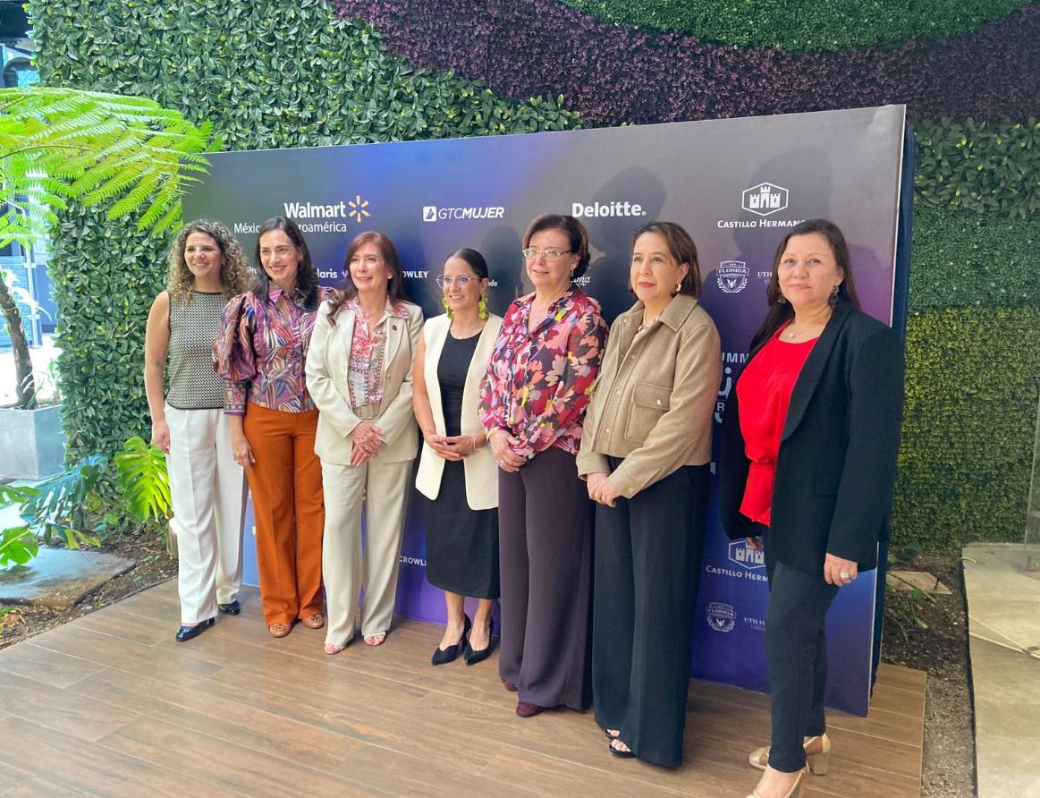 <i>Adriana Ruano, primera guatemalteca en ganar una medalla de oro olímpico para su país, es acompañada de las líderes del Comité de Exportadoras de Agexport y Estrategia & Negocios.</i> <i>Adriana Ruano, primera guatemalteca en ganar una medalla de oro olímpico para su país, es acompañada de las líderes del Comité de Exportadoras de Agexport y Estrategia & Negocios.</i>
