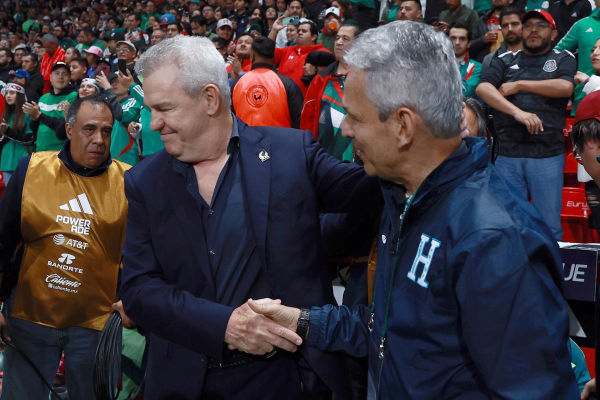 <i>Fotografía tomada el 19 de noviembre de 2024 al seleccionar de México, Javier Aguirre (i), y el de Honduras, el colombiano Reinaldo Rueda, que este miércoles se enfrentan con sus equipos en la ciudad estadounidense de Santa Clara (California) por un cupo en la final de la Copa Oro. EFE/ Alex Cruz ARCHIVO</i> <i>Fotografía tomada el 19 de noviembre de 2024 al seleccionar de México, Javier Aguirre (i), y el de Honduras, el colombiano Reinaldo Rueda, que este miércoles se enfrentan con sus equipos en la ciudad estadounidense de Santa Clara (California) por un cupo en la final de la Copa Oro. EFE/ Alex Cruz ARCHIVO</i>