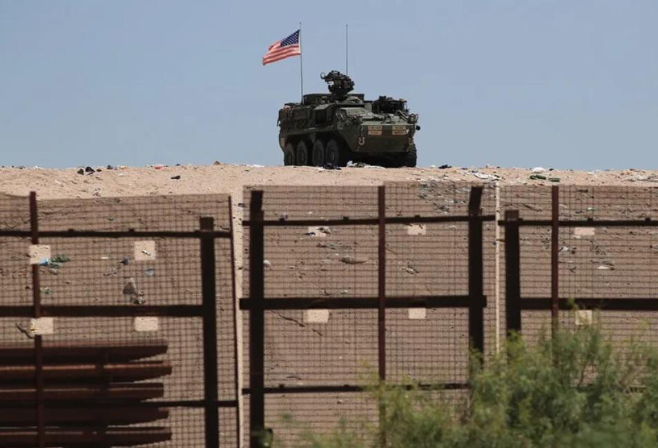 Fotografía de un vehículo del lado con la bandera de Estados Unidos, en la frontera de Ciudad Juárez (México). EFE/ Luis Torres