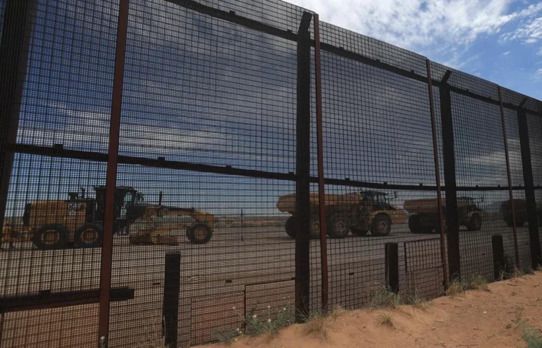 Fotografía de maquinaria pesada en la frontera de Ciudad Juárez (México). EFE/ Luis Torres