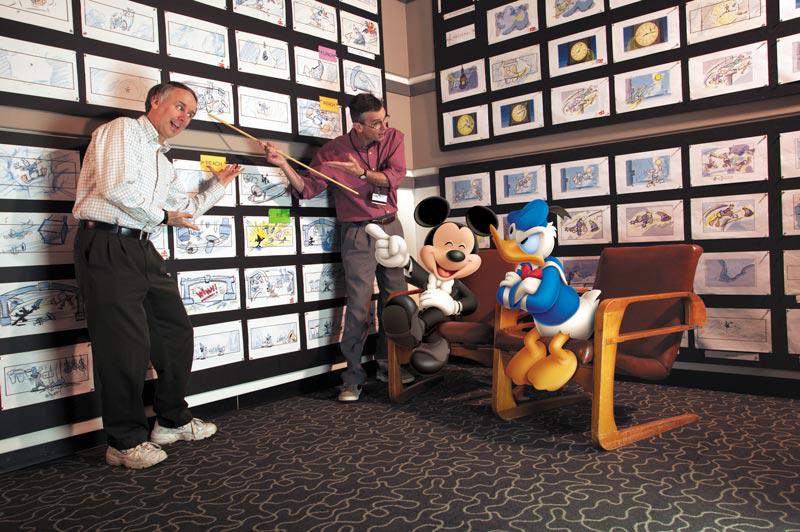 Scribner (Der.) dirigió la atracción Mickey’s PhilharMagic en 2003, donde protagonizó al pato Donald. Scribner (Der.) dirigió la atracción Mickey’s PhilharMagic en 2003, donde protagonizó al pato Donald.