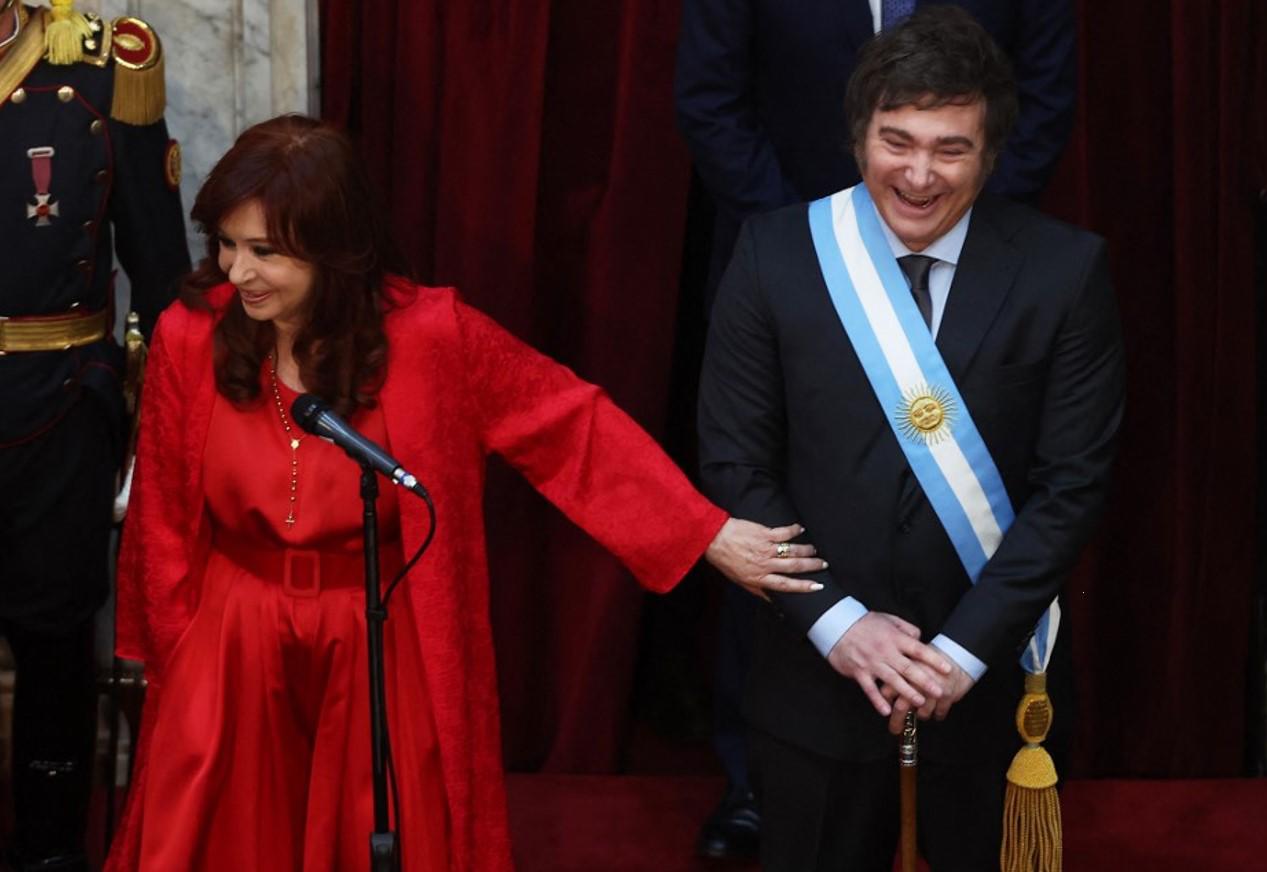 <i>El nuevo presidente de Argentina, Javier Milei (R), escucha a la vicepresidenta saliente Cristina Fernández de Kirchner después de prestar juramento durante su ceremonia de toma de posesión en el Congreso, en Buenos Aires el 10 de diciembre de 2023. Juro por Dios y por la patria... desempeñar con lealtad y patriotismo el cargo de Presidente de la Nación Argentina, dijo al prestar juramento, antes de que el presidente saliente, Alberto Fernández, le colocara la banda presidencial sobre los hombros. FOTO ALEJANDRO PAGNI / AFP</i>