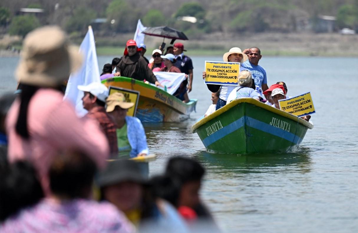No a la minería, así dijeron activistas que navegan lago fronterizo en protesta a mina guatemalteca