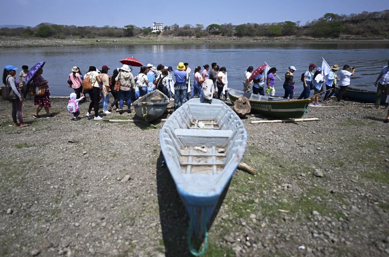 No a la minería, así dijeron activistas que navegan lago fronterizo en protesta a mina guatemalteca