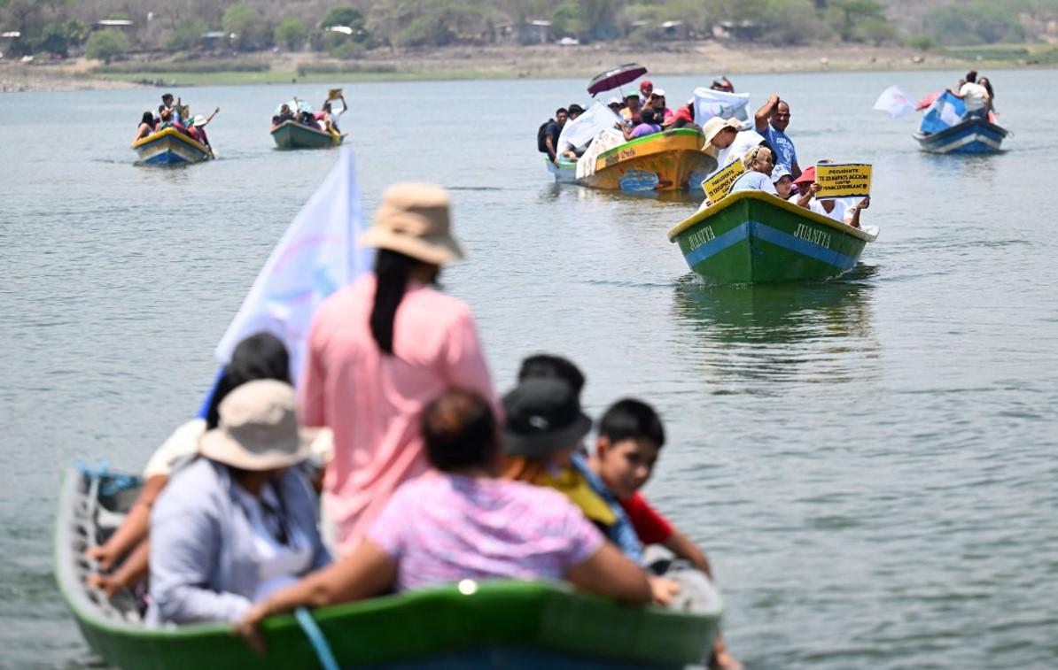 No a la minería, así dijeron activistas que navegan lago fronterizo en protesta a mina guatemalteca