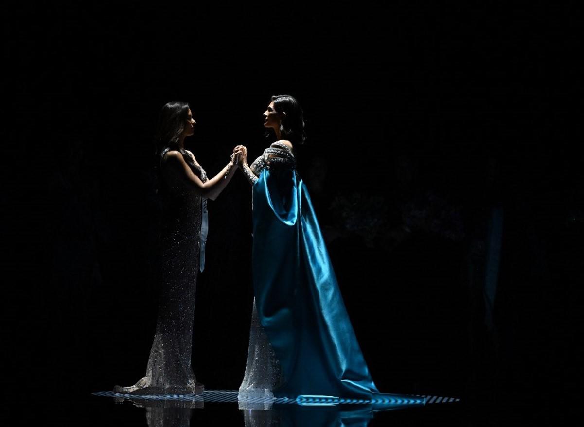 <i>Miss Universe Nicaragua, Sheynnis Palacios (R) y Miss Tailandia, Antonia Porsild (L) esperaban el anuncio de la ganadora de Miss Universe 2023 en el escenario del 72° certamen de Miss Universe en San Salvador el 18 de noviembre de 2023. FOTO Marvin RECINOS/AFP</i>