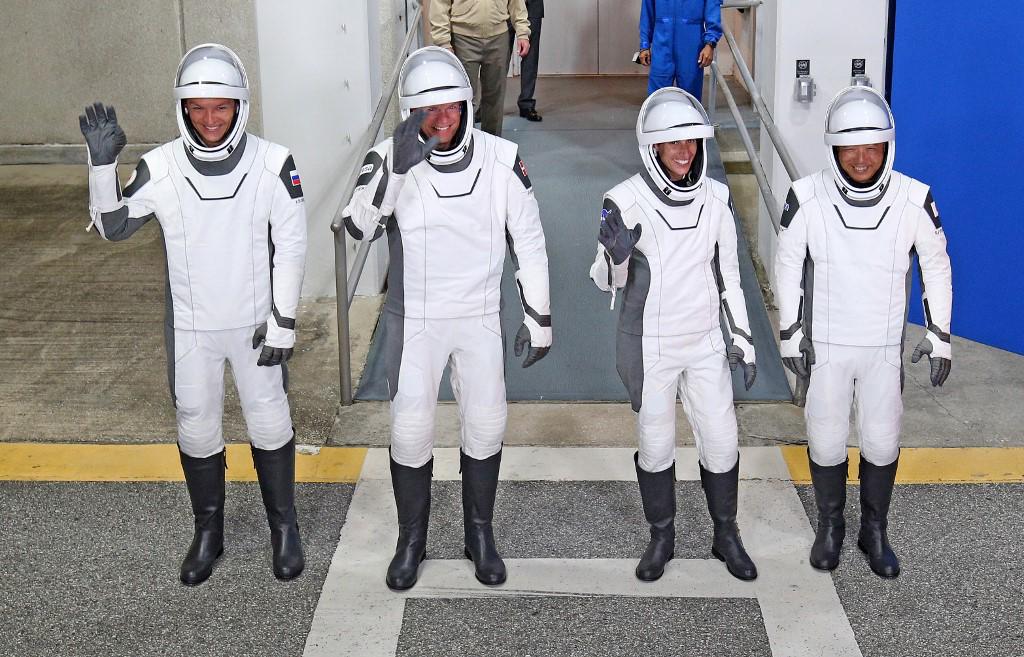<i>(De izquierda a derecha) El cosmonauta de Roscosmos Konstantin Borisov, el astronauta de la Agencia Espacial Europea (ESA) Andreas Mogensen, el astronauta de la NASA Jasmin Moghbeli y el astronauta de la Agencia de Exploración Aeroespacial de Japón (JAXA) Satoshi Furukawa, vestidos con trajes espaciales de SpaceX, saludan mientras se preparan para partir del Neil A. (Foto de Gregg Newton / AFP)</i>