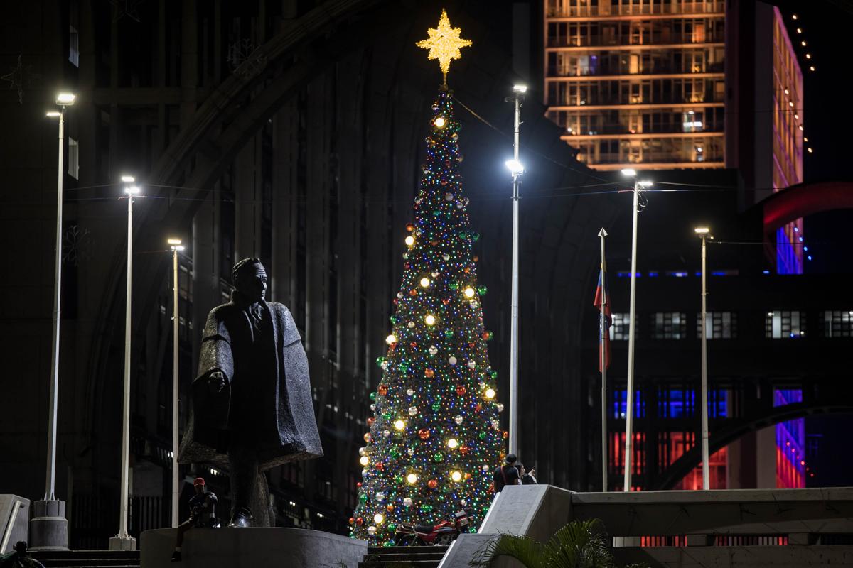 <i>Fotografía de un árbol de navidad en una plaza publica, este lunes, en Caracas (Venezuela). EFE/ Miguel Gutierrez</i> <i>Fotografía de un árbol de navidad en una plaza publica, este lunes, en Caracas (Venezuela). EFE/ Miguel Gutierrez</i>
