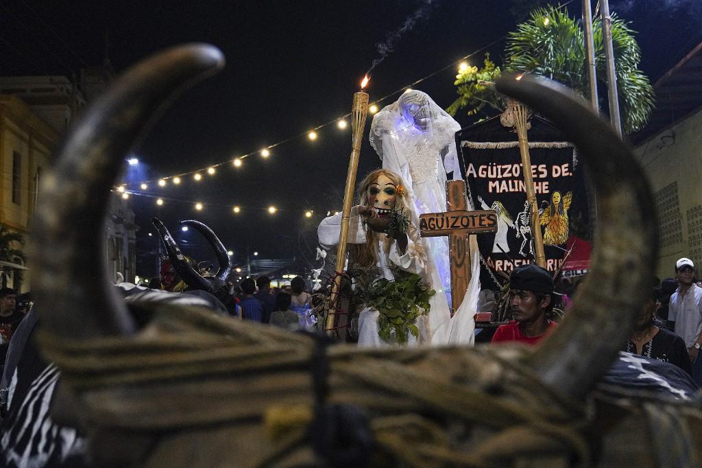 <i>Miles de personas vestidas como terroríficos personajes de leyendas salieron a las calles de Masaya, al sur de Managua, el viernes por la noche para la fiesta de Los Agüizotes, famosa por las máscaras elaboradas por artesanos del barrio indígena de Monimbó. (Foto de Oswaldo RIVAS/AFP)</i>