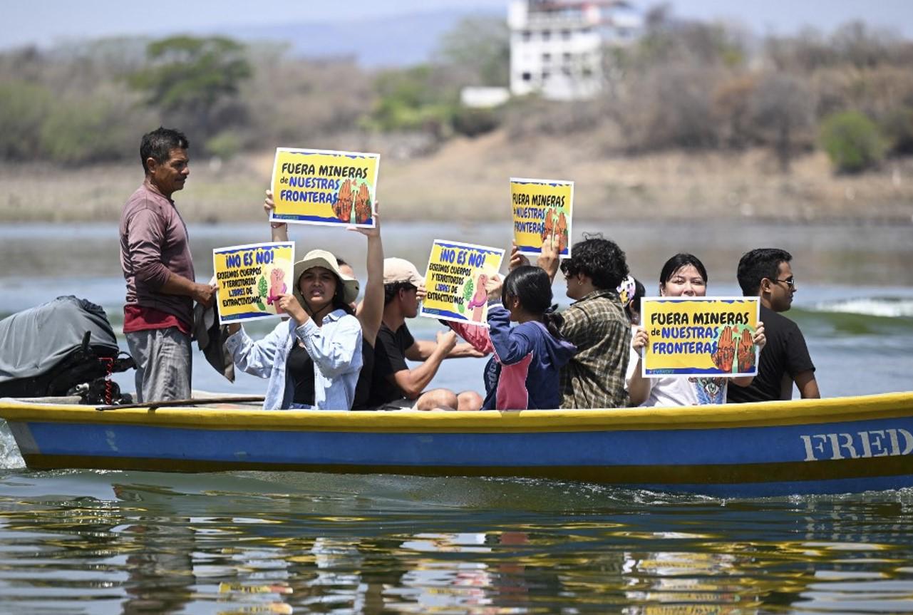 No a la minería, así dijeron activistas que navegan lago fronterizo en protesta a mina guatemalteca
