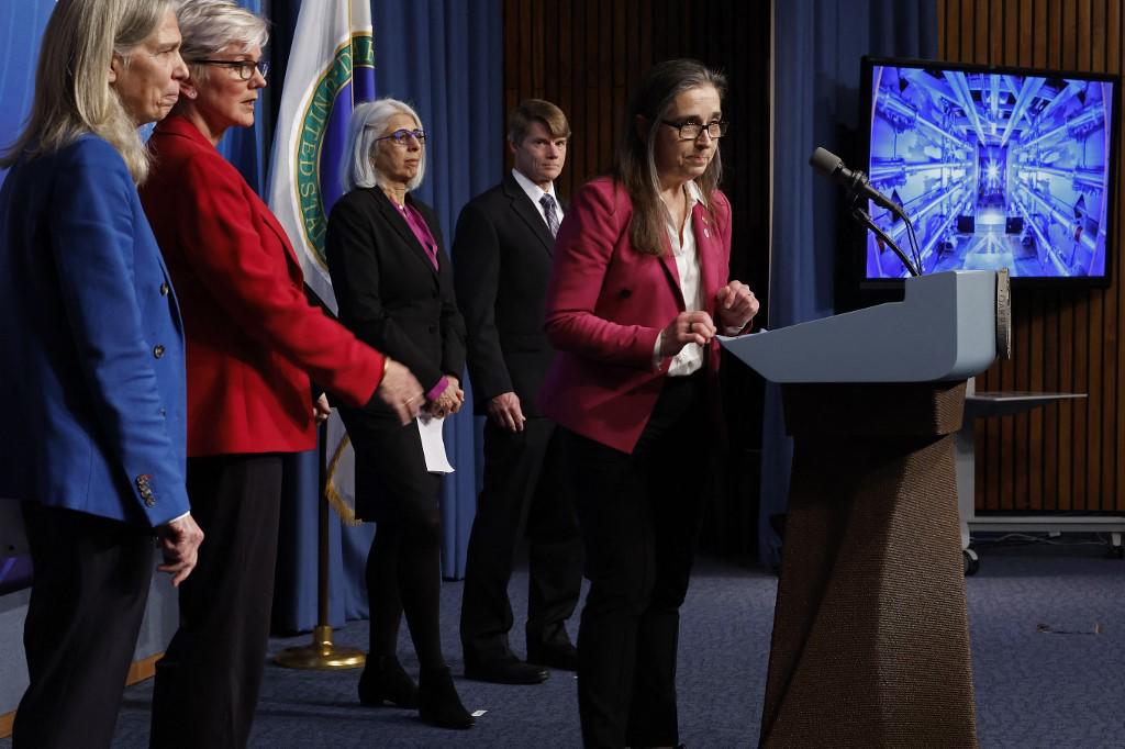 <i>WASHINGTON, DC - 13 DE DICIEMBRE: (I-D) Jill Hruby, directora de la Administración Nacional de Seguridad Nuclear, Jennifer Granholm, Secretaria de Energía de EE. UU., Dra. Arati Prabhakar, Directora de Política Científica y Tecnológica de la Casa Blanca, Dr. Marvin Adams, Administrador Adjunto de Programas de Defensa de la NNSA, y Lawrence El Dr. Kim Budil, director de los Laboratorios Nacionales de Livermore, realizó una conferencia de prensa en la sede del Departamento de Energía para anunciar un avance en la investigación de la fusión el 13 de diciembre de 2022 en Washington, DC. Chip Somodevilla/Getty Images/AFP (Foto de CHIP SOMODEVILLA/GETTY IMAGES NORTH AMERICA/Getty Images vía AFP)</i>