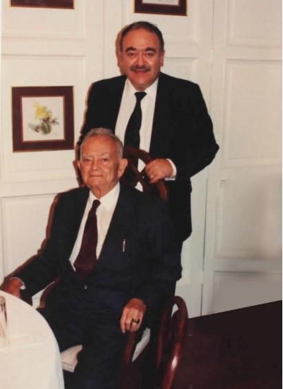<i>Carlos Manuel Paiz Andrade (de pie) acompañado de su padre, Carlos Benjamín Paiz Ayala.</i>