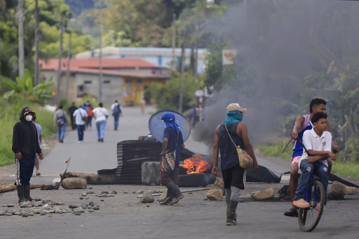 <i>Personas bloquean una vía durante una protesta este lunes, en Almirante provincia de Bocas del Toro(Panamá). La ley especial que da mayores beneficios y protecciones laborales a los trabajadores de las bananeras en Panamá entró en vigor este lunes, tras publicarse en la Gaceta Oficial con la firma del presidente panameño, José Raúl Mulino, mientras siguen las protestas en las zonas fronterizas con Costa Rica. EFE/ Bienvenido Velasco</i> <i>Personas bloquean una vía durante una protesta este lunes, en Almirante provincia de Bocas del Toro(Panamá). La ley especial que da mayores beneficios y protecciones laborales a los trabajadores de las bananeras en Panamá entró en vigor este lunes, tras publicarse en la Gaceta Oficial con la firma del presidente panameño, José Raúl Mulino, mientras siguen las protestas en las zonas fronterizas con Costa Rica. EFE/ Bienvenido Velasco</i>