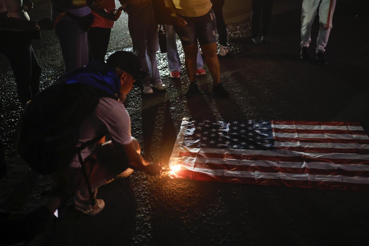 <i>Una persona quema una bandera de Estados Unidos durante una protesta en rechazo a varias iniciativas impulsadas por el Gobierno del presidente panameño, José Raúl Mulino, este sábado en La Chorrera (Panamá). EFE/ Bienvenido Velasco</i> <i>Una persona quema una bandera de Estados Unidos durante una protesta en rechazo a varias iniciativas impulsadas por el Gobierno del presidente panameño, José Raúl Mulino, este sábado en La Chorrera (Panamá). EFE/ Bienvenido Velasco</i>
