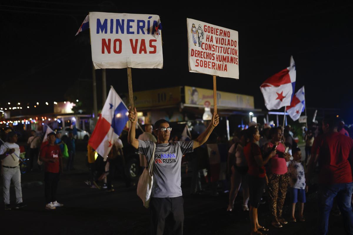 <i>Un hombre sostiene carteles durante una protesta en rechazo a varias iniciativas impulsadas por el Gobierno del presidente panameño, José Raúl Mulino, este sábado en La Chorrera (Panamá). EFE/ Bienvenido Velasco</i> <i>Un hombre sostiene carteles durante una protesta en rechazo a varias iniciativas impulsadas por el Gobierno del presidente panameño, José Raúl Mulino, este sábado en La Chorrera (Panamá). EFE/ Bienvenido Velasco</i>